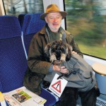 Klaus Richter übt mit seinem zweijährigen Rauhaardackel im Haller Willem Bahnfahren