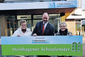 Das »Steinhagener Schaufenster« geht zum 30-jährigen Bestehen neue Wege Gemeinsam am Puls der Zeit: Angelika Mikoteit (links), HK-Anzeigenleiter Frank Wallner und Brigitte Westmeyer arbeiten künftig gemeinsam daran, das »Steinhagener Schaufenster« informativ und abwechslungsreich zu gestalten. Fotos: S. Faulhaber