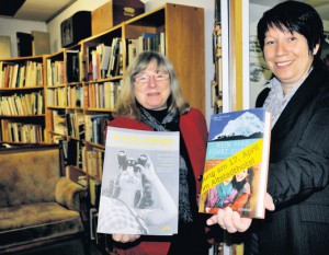Lesefrühling lockt zwar ohne die ganz großen Namen, dafür mit abwechslungsreichem Programm Bücher und andere spannende Seiten: Buchhändlerin Gesine Klack (links) und Christa Brüning, Leiterin der Stadtbibliothek, öffnen im Versmolder Lesefrühling die Türen für Autoren, Musiker und verschiedene Experten. Foto: t. klusmeyer