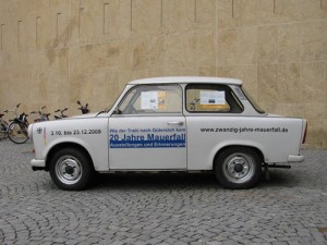 Trabi vor dem Rathaus in Gütersloh