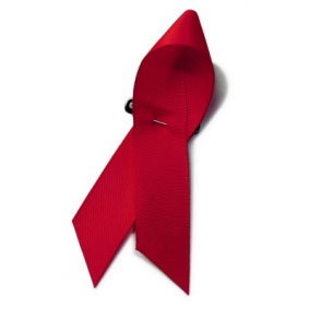 Die rote Schleife auch benannt Red Ribbon symbolisiert weltweit Solidarität mit HIV-Infizierten, AIDS-Erkrankten und vereint die Menschen im gemeinsamen Kampf gegen die Immunschwächekrankheit. Wer die rote Schleife trägt, symbolisiert damit sein Engament für einen vorurteilsfreien Umgang miteinander.