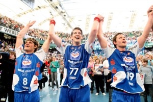 So möchte Jens Bechtloff (links) am Sonntag auch nach dem Duell gegen den THW Kiel gemeinsam mit seinen Teamkollegen Daniel Kubes und Martin Strobel den Heimsieg bejubeln. © TBV Lemgo