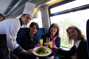 Das Menü >In Zügen genießen< servierte während einer >Kulinarischen Reise mit dem >Haller Willem< Chefkoch Nils Drabek (Landhotel Jäckel) den mitreisenden Gästen (von links) Andrea Mittermeier (NordWestBahn), Bürgermeisterin Anne Rodenbrock-Wesselmann und Katrin Hofmann (NordWestBahn). © pr-büro sport presse (HalleWestfalen)