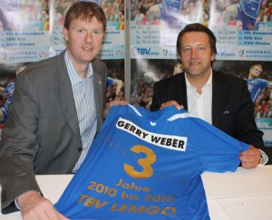 Spitzenhandball wird weiter im GERRY WEBER STADION in HalleWestfalen geboten und die Verlängerung des Sponsorenvertrages der GERRY WEBER International AG und dem TBV Lemgo unterzeichneten symbolisch auf einem Trikot (von links) Volker Zerbe (Geschäftsführer TBV Lemgo) und Ralf Weber (Prokurist GERRY WEBER Management & Event OHG). © GERRY WEBER WORLD