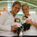 Bei den Juniorinnen siegten im Doppelwettbewerb der GERRY WEBER Junior Open in HalleWestfalen die Serbin Jovanna Jaksic (links) mit der russischen Weltranglisten-Ersten Irina Khromacheva und freuen sich über das Turniermaskottchen GERRY BERRY. © pr-büro sport presse (HalleWestfalen)