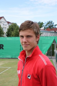 Der 18-jährige Ungar Marton Fucsovics will bei den GERRY WEBER Junior OPEN seinen Vorjahrestitel verteidigen und sein stärkster Kontrahent dürfte der an Nummer zwei gesetzte Coburger Kevin Krawietz sein. © beide Bilder pr büro sport presse (HalleWestfalen)