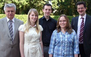 Belohnten die bestandene Steuerfachangestellten-Prüfung von Jennifer Kirsch, Axel Tomik und Aline Benedikt (Mitte, von links) mit festen Arbeitsverträgen : Rudolf (links) und Dr. Roland Tomik (rechts) von der Haller Wirtschaftsprüfer- und Steuerbera-terkanzlei Tomik + Tomik. 