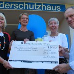 Scheckübergabe Kinderschutzbund: Die GERRY WEBER OPEN in HalleWestfalen engagieren sich für karitative Zwecke und beteiligten sich in diesem Jahr zum dritten Mal an der Finanzierung eines Tanzprojektes. Die 7.500 Euro-Spende übergab (von rechts) Horst Erpenbeck (Marketingleiter der GERRY WEBER Management & Event OHG) an Christa Lincke (Vorstandsvorsitzende Kinderschutzbund), Brigitte Lüdemann (Leiterin Geschäftsstelle Kinderschutzbund) und Heidrun  Macha-Krau (Stellvertretende Leiterin Kinderschutzbund). © GERRY WEBER WORLD (HalleWestfalen)