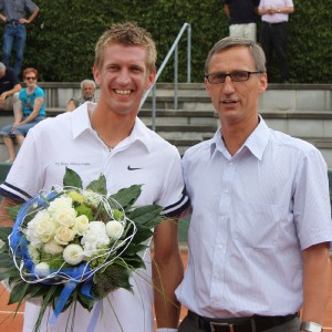 Zu seinem 29. Geburtstag erhielt der Finne Jarkko Nieminen (links) vom ersten stellvertretenden Vorsitzenden des TC Blau-Weiss Halle, Fred Kupczyk, einen Blumenstrauß in den Vereinsfarben Blau-Weiß. © GERRY WEBER WORLD (HalleWestfalen)