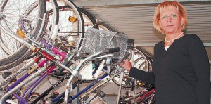 Angelika Hamann vom Haller Fundbüro mit einer Auswahl von gefundenen Fahrrädern, die zur Versteigerung anstehen.