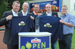 Über ein hervorragendes Teilnehmerinnenfeld bei den "Internationalen Westfälischen Tennis-Meisterschaften der Damen um den Reinert Cup" im Tennispark Versmold freuen sich (von links) Turnierdirektor Marc Kuchenbecker, Erich Lillteicher (kommissarischer Vizepräsident Sport des Westfälischen Tennis-Verbandes), Jens Pohlmann (Hauptsponsor Reinert, Michael Sommerkamp (2. Vorsitzender Tennispark Versmold) und Turnierdirektor Jan Miska.