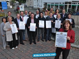 Die Bürgermeisterin Anne Rodenbrock-Wesselmann freut sich für die Auszeichnung zur 1a Einkaufsstadt, sowie die 12 Inhabergeführte Fachhändler Autohaus Zegarek, Blumen Büttner, Blumen Korbarlag, Einrichtungshaus Karl Wolff, Modehaus Brinkmann, Modehaus Schweppe, Papier & Präsente Bunselmeyer, Schuhmoden Neumann, Schuh Reichelt, Sport Reichelt, Tönsing Informationstechnik, Wilhelm Köhne Elektrotechnik die Urkunde zum 1a Fachhändler überreicht.