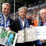 Vor dem Anpfiff der Fußball-Bundesligapartie zwischen Arminia Bielefeld und dem FC Ingolstadt wurde in der >Schüco Arena< die auf zwei Jahre angelegte kooperative Zusammenarbeit in punkto Fanartikel der Öffentlichkeit vorgestellt (von links): Ralf Schnitzmeister (DSC-Geschäftsführer Finanzen), Achim Helbig (Geschäftsführender Gesellschafter Trendline Promotion) und Arminen-Präsident Wolfgang Brinkmann. © GERRY WEBER WORLD (HalleWestfalen)