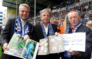 Vor dem Anpfiff der Fußball-Bundesligapartie zwischen Arminia Bielefeld und dem FC Ingolstadt wurde in der >Schüco Arena< die auf zwei Jahre angelegte kooperative Zusammenarbeit in punkto Fanartikel der Öffentlichkeit vorgestellt (von links): Ralf Schnitzmeister (DSC-Geschäftsführer Finanzen), Achim Helbig (Geschäftsführender Gesellschafter Trendline Promotion) und Arminen-Präsident Wolfgang Brinkmann. © GERRY WEBER WORLD (HalleWestfalen)