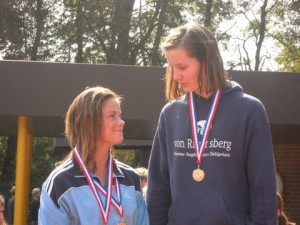 Links Sophia Willich, rechts Svea Lüdorf Foto: Schwimmverein Halle