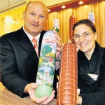 So wird Salami gemacht: Karl-Heinz Nienhaus, Vertriebsleiter Süd, und Vertriebsassistentin Melanie Holzschuh präsentieren zwei klassische Salami-Spezialitäten aus dem Hause Bille. Foto: M. Uthmann