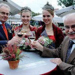 Prost: Der IWS-Vorsitzende Burghard Frank (von links), die Heideköniginnen Nicole Bitter und Theresa Dohle sowie Bürgermeister Klaus Besser freuten sich über den gelungenen Auftakt des dreitägigen Weinfestes. Fotos: S. Faulhaber