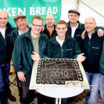 Irische Musik und Lifestyle: Tontechniker Ingo König (von links), Flötist Peter Bartz, Tenor Matze Herschel, Bassist Mario Gundel, Gitarrist Arthur Lucinkiewicz, Frontsänger und BB-Präsident Jürgen Thärichen, Gitarrist Hartmut Bußmeyer und Akkordeonist Holger Eilers präsentieren die frische Broken-Bread-Whiskey-Torte. Foto: E. Rekate