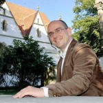 Freut sich auf seine Arbeit: Sven Keppler ist neuer Pfarrer in Versmold – die Petri-Kirche findet er „besonders schön“. Foto: t. klusmeyer