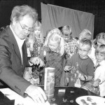 Ein bisschen Glück muss sein: Schulleiter Udo Lange hatte für seine Schützlinge Rosenblätter als Glücksbringer im Gepäck. Foto: A. Hanneforth