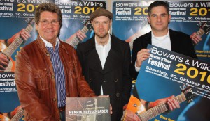 Blues-Gitarrist Henrik Freischlader freut sich gemeinsam mit Peter Schulte (links) und Oliver Settertobulte (rechts / beide Bowers & Wilkins) auf das >8. B&W Rhythm’n’Blues Festival< am 30. Oktober 2010 im GERRY WEBER Event & Convention Center in HalleWestfalen. © GERRY WEBER WORLD (HalleWestfalen)