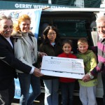 Seitens der GERRY WEBER WORLD übergab deren Pressesprecher Frank Hofen einen Spendenscheck von 3.000 Euro für den pädagogischen Mittagstisch >BuBis e.V.< und darüber freuen sich seitens der karitativen Organisation Sandra Kurz mit der ehrenamtlichen Helferin Nhung Vu sowie Avnora, Kacper und Bulli-Fahrer Gerd Laws. © GERRY WEBER WORLD (HalleWestfalen)