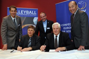 Dieses Quartett unterzeichnet die Vergabe der Volleyball-Europameisterschaft 2013 für Deutschland und der Schweiz (von links): Christian Bigler (Generalsekretär Swiss Volley), Christoph Stern (Präsident Swiss Volley), Hubert Martens (Vizepräsident Deutscher Volleyball-Verband/DVV), Werner von Moltke (Präsident Deutscher Volleyball-Verband) und DVV-Generalsekretär Jörg Ziegler. ©  CEV