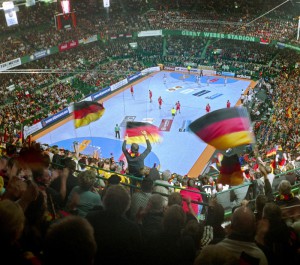 Emotionen pur und euphorische Begeisterung lassen Handballspiele im GERRY WEBER STADION in HalleWestfalen zu einem faszinierenden Erlebnis für jeden Besucher werden. Daher wird auch das Europameisterschafts-Qualifikationspiel zwischen Deutschland und Island am 12. oder 13. März in der Haller Eventarena für spannende und dramatische Sportunterhaltung sorgen. © GERRY WEBER WORLD (HalleWestfalen)