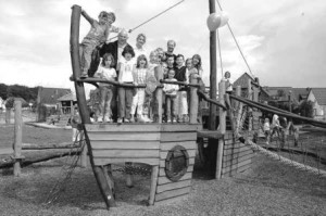 Spielplatz Niederwahrenbrock: Die bislang letzte neue Spielfläche weihten Bürgermeister Klaus Besser, Verwaltungsmitarbeiterin Gaby Schneegaß, Bauhofleiter Norbert Kuznik und viele Kinder im August 2008 ein. Archivfoto: FJa