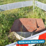 Sicherung eines 6 Meter tiefen Brunnen im A33 Verlauf des Grundstücks Königsmark an der Kreistrasse in Halle-Künsebeck. Foto Aufnahme Juli 2010