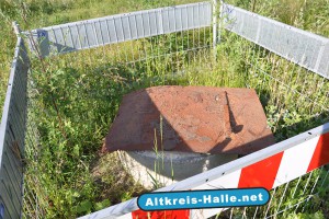 Sicherungsumzäunung um ein 10 Meter tiefen Hausbrunnen, auf dem ehemaligen Grundstück Königsmark im A33 Trassen Verlauf, angrenzend der Kreistrasse in Halle-Künsebeck. Foto Aufnahme Juli 2010