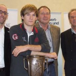 Mit einer sogenannten Kick-off-Pressekonferenz beim aktuellen deutschen Pokalsieger Generali Haching stellten das Carolinen Volleyball DVV-Pokalfinale 2011 im GERRY WEBER STADION in HalleWestfalen vor (von links): Thorsten Enders (Geschäftsführer Deutsche Volleyball-Liga/DVL), Ferdinand Tille (Weltbester WM-Libero/Generali Haching), Günter Hamel (Sportdirektor Deutscher Volleyball-Verband/DVV) und Josef Köck (Teammanager Generali Haching). © GERRY WEBER WORLD (HalleWestfalen)