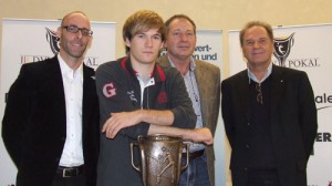 Mit einer sogenannten Kick-off-Pressekonferenz beim aktuellen deutschen Pokalsieger Generali Haching stellten das Carolinen Volleyball DVV-Pokalfinale 2011 im GERRY WEBER STADION in HalleWestfalen vor (von links): Thorsten Enders (Geschäftsführer Deutsche Volleyball-Liga/DVL), Ferdinand Tille (Weltbester WM-Libero/Generali Haching), Günter Hamel (Sportdirektor Deutscher Volleyball-Verband/DVV) und Josef Köck (Teammanager Generali Haching). © GERRY WEBER WORLD (HalleWestfalen)