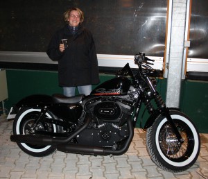 Peter Maffay kommt mit Harley zum Arbeitsplatz angefahren, zum Konzertauftakt rollt diese Harley-Davidson Sportster 1200 auf die Showbühne Gerry Weber Stadion in HalleWestfalen.