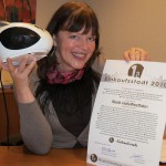 Bürgermeisterin Anne Rodenbrock-Wesselmann lauscht im Haller Rathaus der ersten Ausstrahlung des 1a-Werbespots bei Radio Gütersloh. © Stadt HalleWestfalen