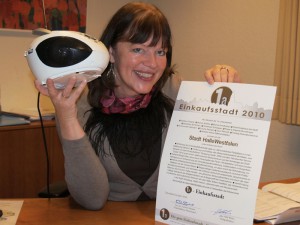 Bürgermeisterin Anne Rodenbrock-Wesselmann lauscht im Haller Rathaus der ersten Ausstrahlung des 1a-Werbespots bei Radio Gütersloh. © Stadt HalleWestfalen