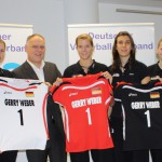 Die deutsche Volleyball-Nationalmannschaft präsentiert unmittelbar nach ihrer Rückkehr von der WM in Japan ihr neues Trikot mit dem GERRY WEBER-Schriftzug (von links): Kerstin Tzscherlich, Christiane Fürst, Heike Beier, Horst Erpenbeck (GERRY WEBER Management & Event OHG), Maren Brinker, Nadja Schaus, Anne Matthes, Saskia Hippe und DVV-Bundestrainer Giovanni Guidetti. © GERRY WEBER WORLD (HalleWestfalen)