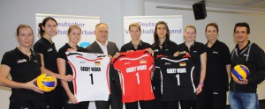 Die deutsche Volleyball-Nationalmannschaft präsentiert unmittelbar nach ihrer Rückkehr von der WM in Japan ihr neues Trikot mit dem GERRY WEBER-Schriftzug (von links): Kerstin Tzscherlich, Christiane Fürst, Heike Beier, Horst Erpenbeck (GERRY WEBER Management & Event OHG), Maren Brinker, Nadja Schaus, Anne Matthes, Saskia Hippe und DVV-Bundestrainer Giovanni Guidetti. © GERRY WEBER WORLD (HalleWestfalen)