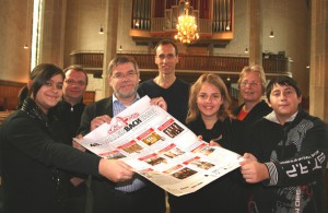 Die Inhalte der 48. Haller Bachtage stellten in der Altstädter Nicolaikirche in Bielefeld (von links) Hülya Dolgun (Schülerin Peter Korschack-Schule HalleWestfalen), Gregor van den Boom (Konzertmeister Orchester La Rejouissance), Martin Rieker (Künstlerischer Leiter Haller Bachtage), Volker Eisenach (Choreografie Tanzperformance), Olivia Glubinski (Schülerin Peter Korschack-Schule), Susanne Debour (Kulturbüro Stadt HalleWestfalen) und Tarik Ciflik (Schüler Peter Korschack-Schule) vor. © GERRY WEBER WORLD (HalleWestfalen)