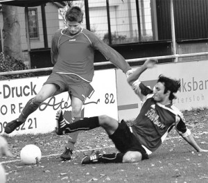 Tabellenführung in Reichweite: Steinhagens Andreas Kretschmann, der sich hier einer Grätsche seines Friedrichsdorfer Gegners erwehren muss, hat mit seiner Mannschaft beim Spiel gegen Wellensiek Platz eins wieder im Visier. Foto: P. Kreutzer