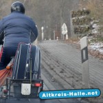 Mit dem Reisekoffer im Gepäck auf dem Mofa unterwegs...