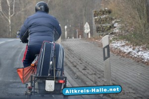 Reisekoffer im Gepäck eines Mofa Fahrer