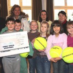 Die Haller Stadtmeisterschaften "Halle bewegt sich" erbrachten aus der Tombola den finanziellen Erlös von 1.500 Euro. Der Betrag wurde nun BuBis e.V. von (hinten von links) Organisationsleiter Thorsten Liebich (GERRY WEBER Sportpark) an Sandra Kurz (Vorstand) sowie den ehrenamtlichen pädagogischen Mitarbeitern Rosa Karmasinas, Annette Höcker, Olga Erdmann-Unger und den Kindern Christian (9 Jahre), Kasper (8), Leonora (8), Tolgahan (8), Kyara (7), Jessica (7) übergeben. © GERRY WEBER WORLD (HalleWestfalen)