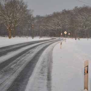 Foto zeigt Haller Straßenverhältnisse, Lebensgefahr auf spiegelglatter Straße!