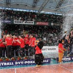 Konfettiregen und große Emotionen gehören zur Siegerehrung nach den Carolinen Volleyball DVVPokalfinals der Frauen und Männer, die in diesem Jahr am 06. März 2011 zur Austragung kommen. © DVV