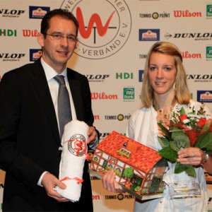 Die für den TBC im VfL Bochum spielende Dinah Pfizenmaier wurde Westfälische Tennisspieler des Jahres 2010 und Jens Pohlmann (Privat-Fleischerei Reinert) nahm als wirtschaftlicher Partner des Verbandes die Ehrung vor. © Dietmar Wäsche