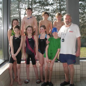 Trainer Klaus Laßen mit seinen SchwimmerInnen. Vorne v.l.: Lucia Penzel, Marceline Daukant, Jana Lohöfer-Marotz und Marvin Struve, dahinter Anna Stoppenbrink, Moritz Kuhlmann, Jacob Bertelsmann und Matz Wittemeier. 