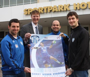 Handball-Bundesligist TBV Lemgo will den positiven Aufwärtstrend weiter fortsetzen und erwartet kommenden Mittwoch (16. Februar 2011) im GERRY WEBER STADION in HalleWestfalen Frisch Auf! Göppingen (von links). Siegesgewillt sind Rechtsaußen Florian Kehrmann, Geschäftsführer Volker Zerbe, Trainer Volker Mudrow und Torwart Carsten Lichtlein. © GERRY WEBER WORLD (HalleWestfalen)