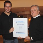 Davis Cup-Gewinner Viktor Troicki (links) erhält von Gerhard Weber, 1. Vorsitzender des Tennisclubs Blau-Weiss Halle, die Urkunde über seine Auszeichnung Ehrenmitglied des Vereins zu sein. © Blau-Weiss Halle