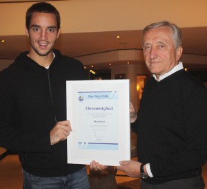 Davis Cup-Gewinner Viktor Troicki (links) erhält von Gerhard Weber, 1. Vorsitzender des Tennisclubs Blau-Weiss Halle, die Urkunde über seine Auszeichnung Ehrenmitglied des Vereins zu sein. © Blau-Weiss Halle